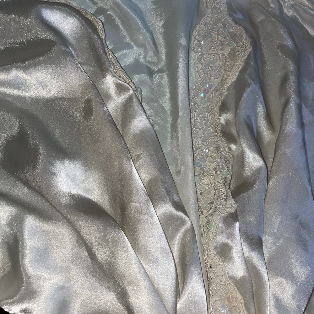 Victoria’s Secret Satin Polyester Robe - Picture 2 of 4